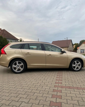 Volvo V60 cena 33700 przebieg: 305123, rok produkcji 2011 z Gdynia małe 121